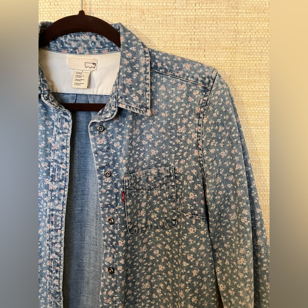 Levi’s denim floral chambray button up size medium